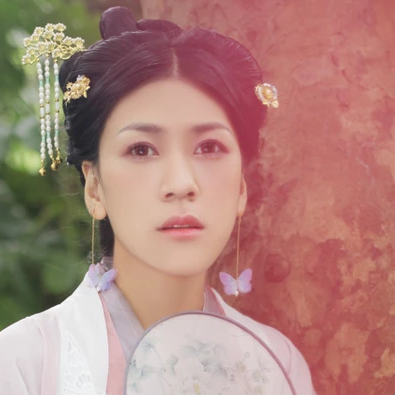簡約帶團扇女生頭像，唯美古風真人頭像