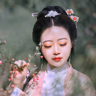 精致優(yōu)雅帶扇女生頭像，唯美古風真人頭像