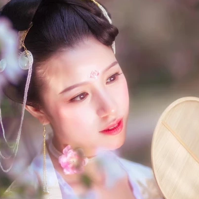 繁花浪漫帶團扇女生頭像，唯美古風真人頭像