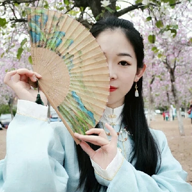 花開帶折扇女生頭像，唯美古風真人頭像