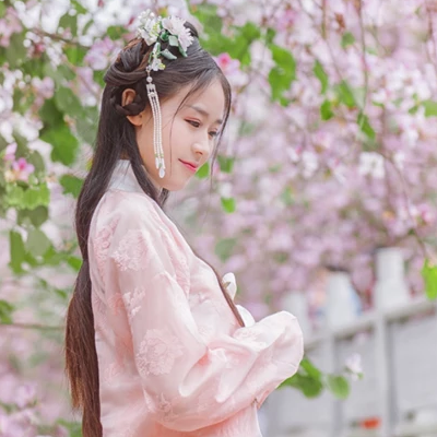繁花盛開帶團(tuán)扇女生頭像，唯美古風(fēng)真人頭像