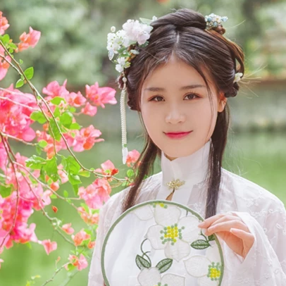 繁花盛開(kāi)帶團(tuán)扇女生頭像，唯美古風(fēng)真人頭像