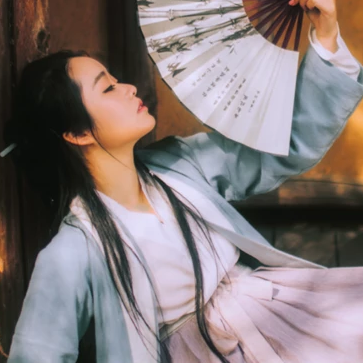 離別傷感帶折扇女生頭像，唯美古風(fēng)真人頭像