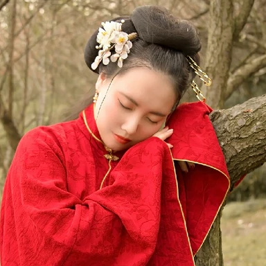 紅衣持團扇女生頭像，唯美古風(fēng)真人頭像