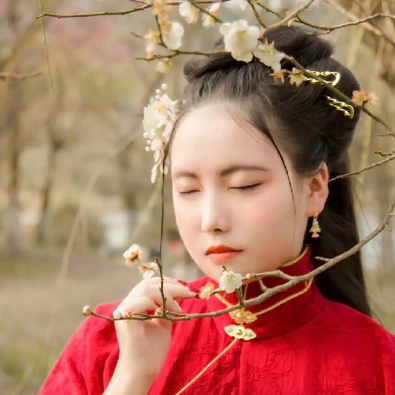 紅衣持團扇女生頭像，唯美古風(fēng)真人頭像