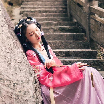 殷紅帶團(tuán)扇女生頭像，唯美古風(fēng)真人頭像