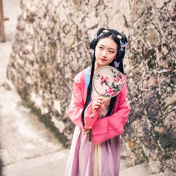 殷紅帶團(tuán)扇女生頭像，唯美古風(fēng)真人頭像