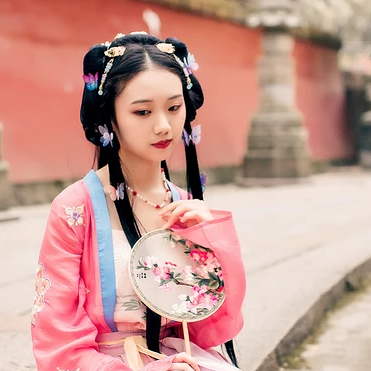 殷紅帶團(tuán)扇女生頭像，唯美古風(fēng)真人頭像