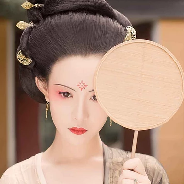 古典紅妝帶團(tuán)扇女生頭像，唯美古風(fēng)真人頭像