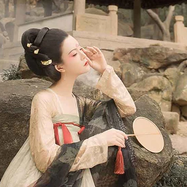 古典紅妝帶團(tuán)扇女生頭像，唯美古風(fēng)真人頭像
