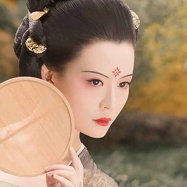 古典紅妝帶團(tuán)扇女生頭像，唯美古風(fēng)真人頭像