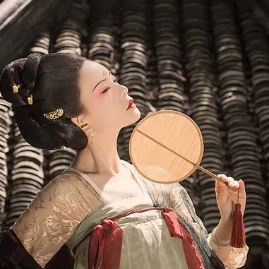 古典紅妝帶團(tuán)扇女生頭像，唯美古風(fēng)真人頭像