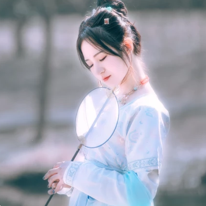 淡雅清新帶團(tuán)扇女生頭像，唯美古風(fēng)真人頭像