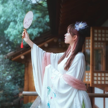 優(yōu)雅花朵帶團(tuán)扇女生頭像，唯美古風(fēng)真人頭像