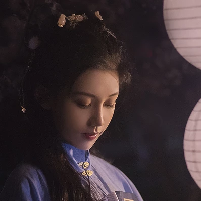燈下執(zhí)扇女生頭像，唯美古風(fēng)真人頭像