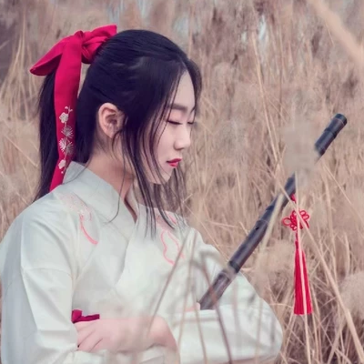蘆葦叢文藝吹笛女生頭像，唯美古風(fēng)真人頭像