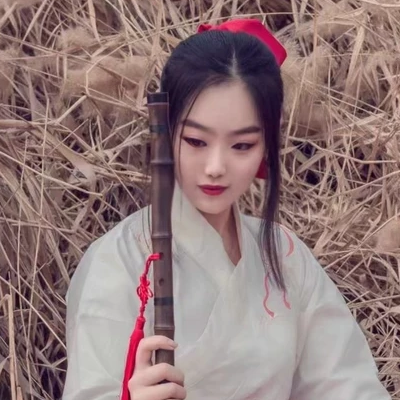 蘆葦叢文藝吹笛女生頭像，唯美古風(fēng)真人頭像