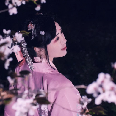 夜晚粉櫻帶燈女生頭像，唯美古風(fēng)真人頭像