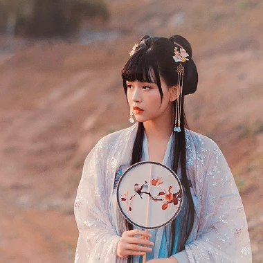古典優(yōu)雅帶團扇女生頭像，唯美古風(fēng)真人頭像