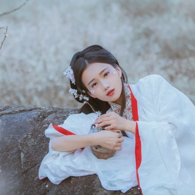 花落傷感喝酒女生頭像，唯美古風真人頭像