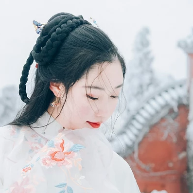 白雪紛飛女生頭像，唯美古風(fēng)真人頭像