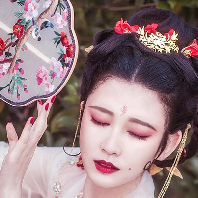 嬌艷朱紅女生頭像，唯美古風真人頭像