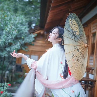 淡雅韻味帶傘女生頭像，唯美古風真人頭像