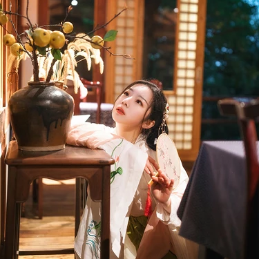 淡雅韻味帶傘女生頭像，唯美古風真人頭像