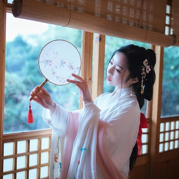 淡雅韻味帶傘女生頭像，唯美古風真人頭像