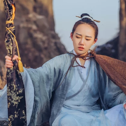 逍遙江湖帶兵器女生頭像，唯美古風真人頭像