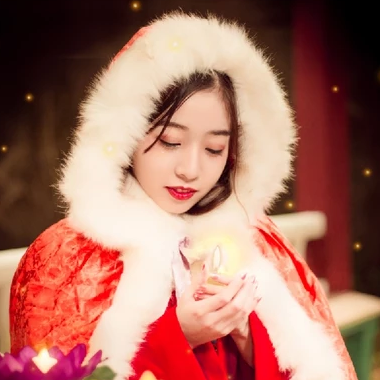 月色下放蓮花女生頭像，唯美古風真人頭像