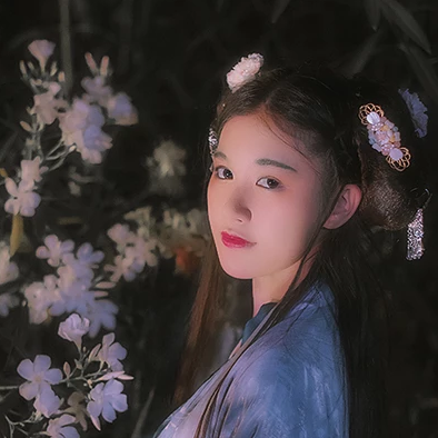 夜晚迷人花朵女生頭像，唯美古風(fēng)真人頭像
