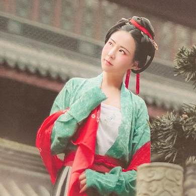 文藝吹笛女生頭像，唯美古風(fēng)真人頭像