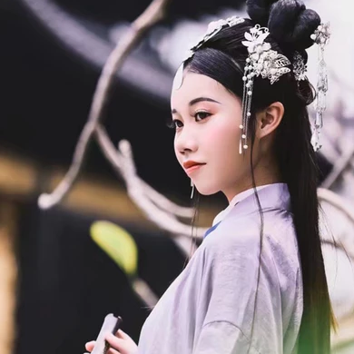 典雅素衣帶團(tuán)扇女生頭像，唯美古風(fēng)真人頭像