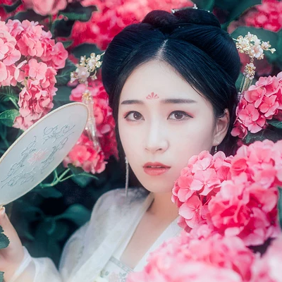 花團錦簇帶團扇女生頭像，唯美古風(fēng)真人頭像