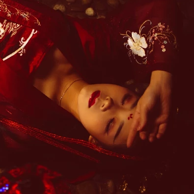夜晚彼岸花紅衣女生頭像，唯美古風(fēng)真人頭像