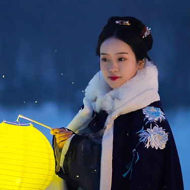 月夜下提燈女生頭像，唯美古風(fēng)真人頭像