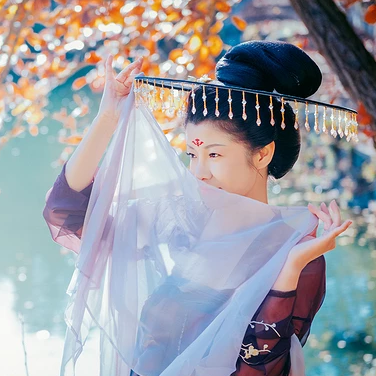 波光秋色帶古琴女生頭像，唯美古風(fēng)真人頭像
