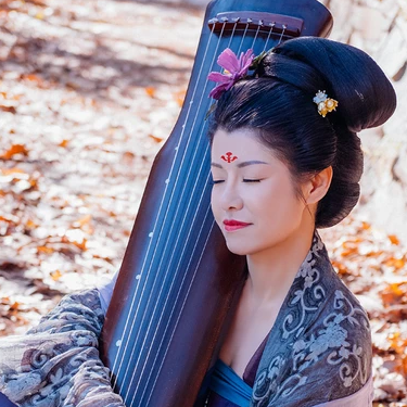 波光秋色帶古琴女生頭像，唯美古風(fēng)真人頭像