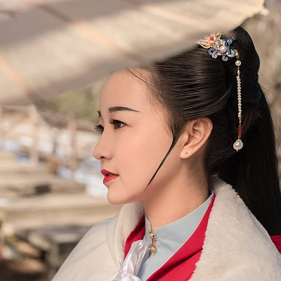 古典紅衣帶傘女生頭像，唯美古風(fēng)真人頭像