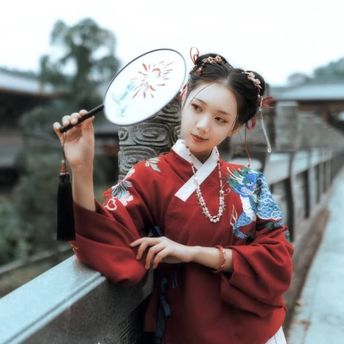 古典紅衣漢服帶團扇女生頭像，唯美古風頭像
