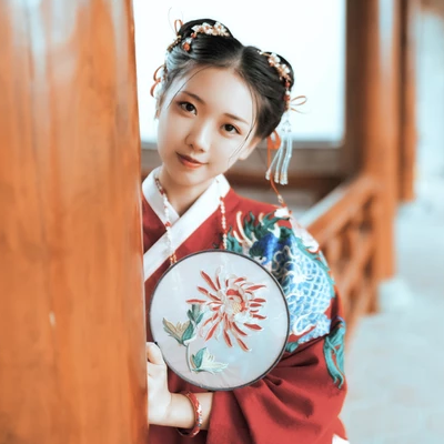 古典紅衣漢服帶團扇女生頭像，唯美古風頭像