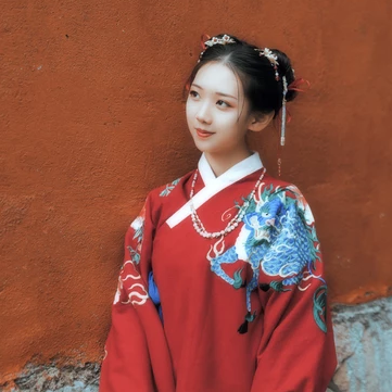 古典紅衣漢服帶團扇女生頭像，唯美古風頭像