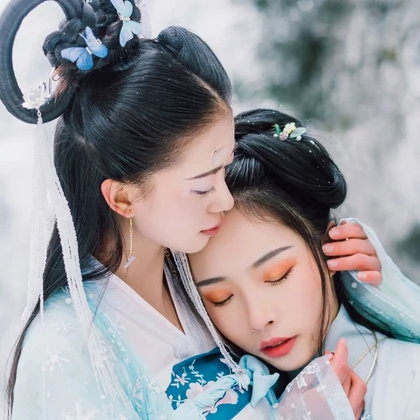 雪地清新閨蜜帶傘頭像，唯美古風(fēng)真人頭像