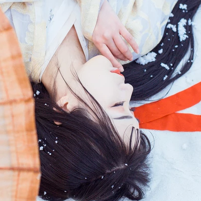 江山雪地帶傘女生頭像，唯美古風(fēng)真人頭像