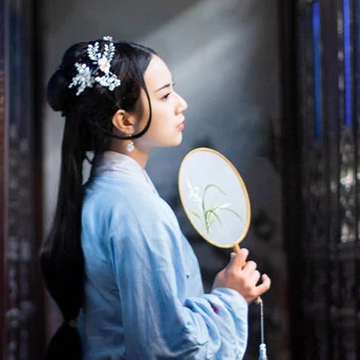 古典藍(lán)衣帶團(tuán)扇女生頭像，唯美古風(fēng)真人頭像
