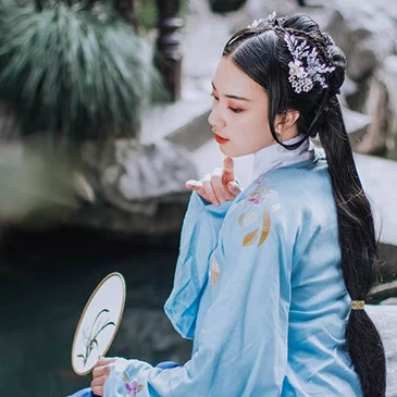 古典藍(lán)衣帶團(tuán)扇女生頭像，唯美古風(fēng)真人頭像