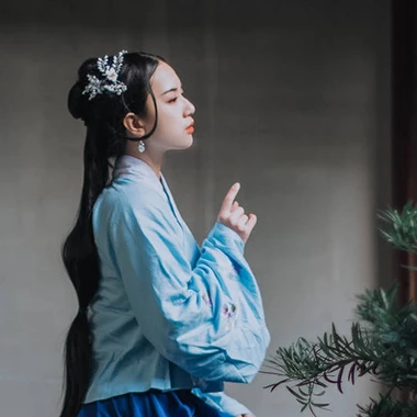 古典藍(lán)衣帶團(tuán)扇女生頭像，唯美古風(fēng)真人頭像