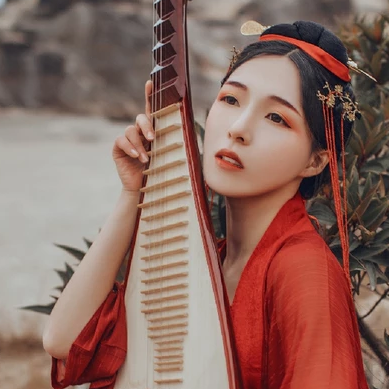 紅裳彈琵琶女生頭像，唯美古風真人頭像