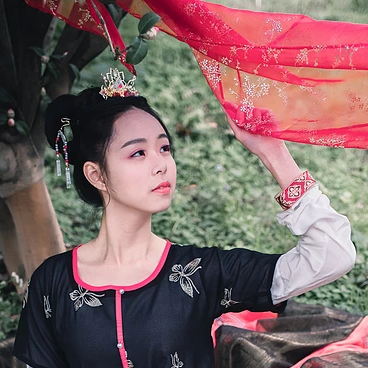 山茶花帶折扇女生頭像，唯美古風(fēng)真人頭像